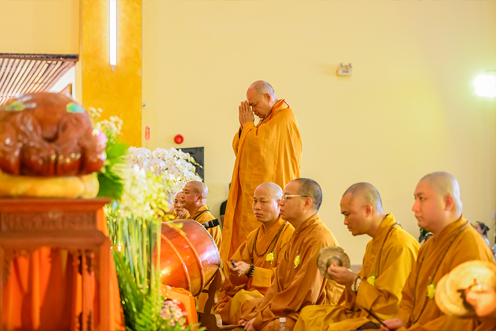 Thượng tọa Thích Thanh Phong - Trụ trì Tổ Đình Vĩnh Nghiêm TP HCM trong nghi thức tri ân - hiếu đạo cho người đã khuất