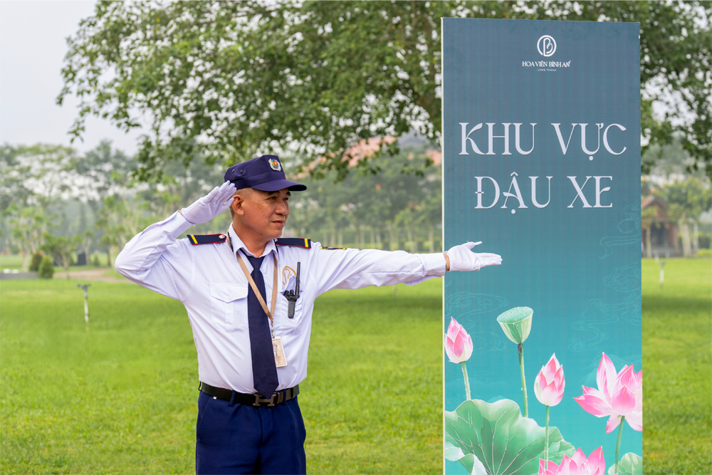 Đội ngũ nhân viên hướng dẫn khách vào khu vực đậu xe