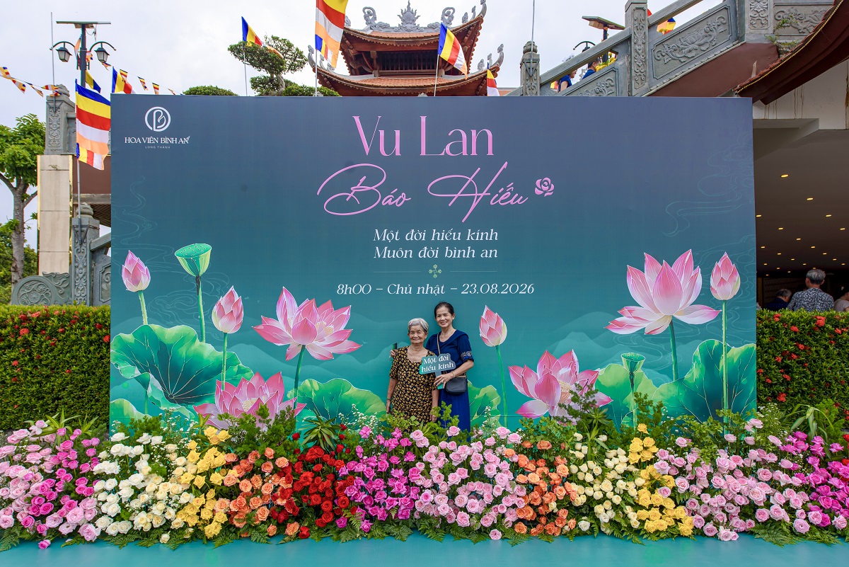 Các gia đình quay trở lại Hoa Viên Bình An trong mùa Vu lan ấm áp