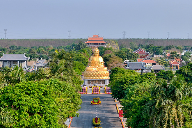 Tượng phật và chánh điện tại Hoa Viên Bình An