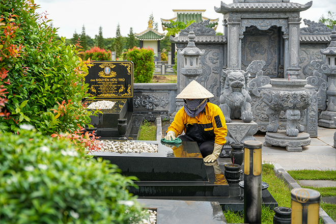 Nhân viên lau chùi phần mộ