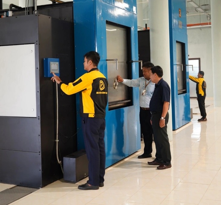 Người nhà cùng các kỹ thuật viên làm các thủ tục cuối cùng cho thân nhân quá cố - Ảnh: DNCC