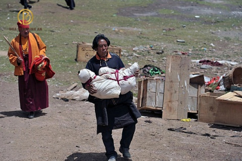 Tục lệ điểu táng ở Tây Tạng